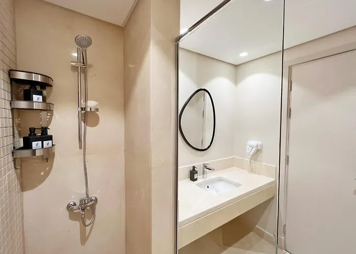 Dazzling 2 Bdr W Rooftop Mangroovy Free Pool & Access
