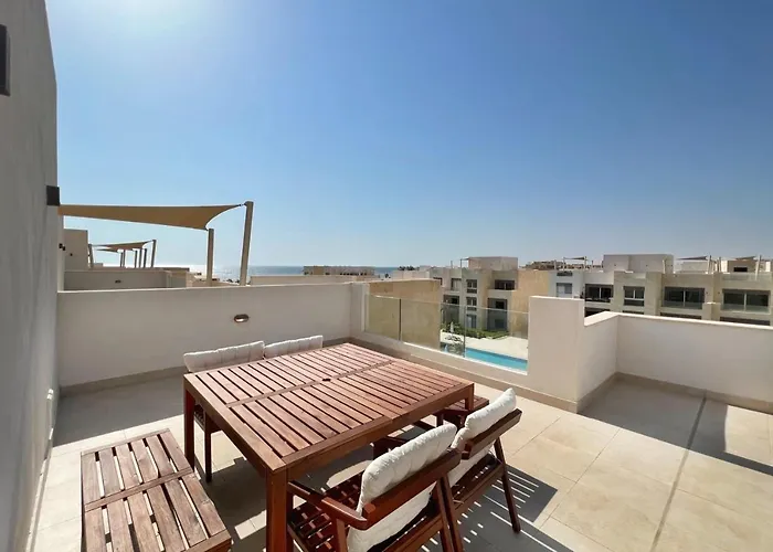 Dazzling 2 Bdr W Rooftop Mangroovy Free Pool & Access *